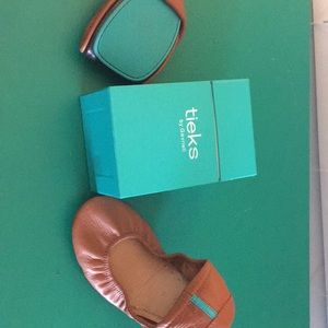 Size 6 chestnut tieks